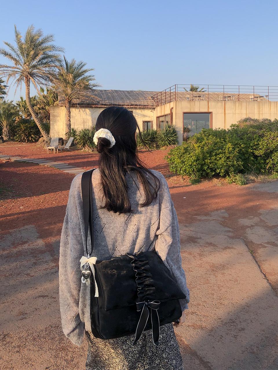 Ovuni Ruffle Envelope Bag_Black
