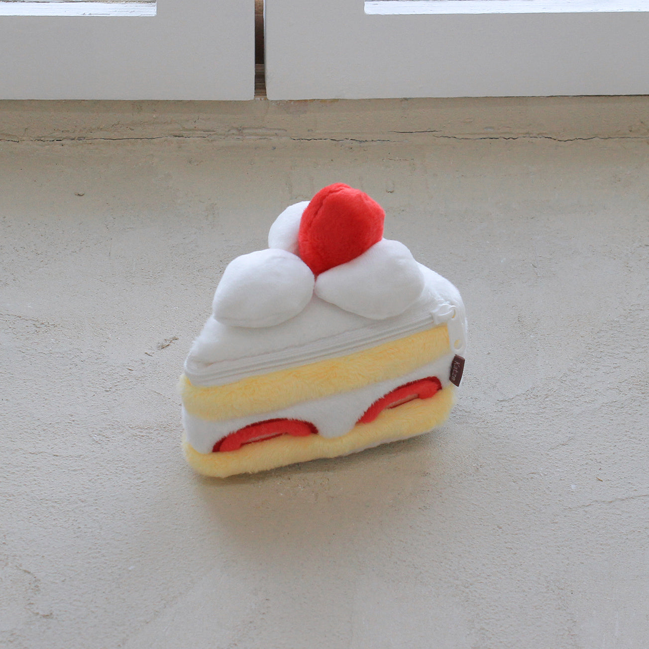 Katze Strawberry Shortcake Pouch 士多啤梨蛋糕袋