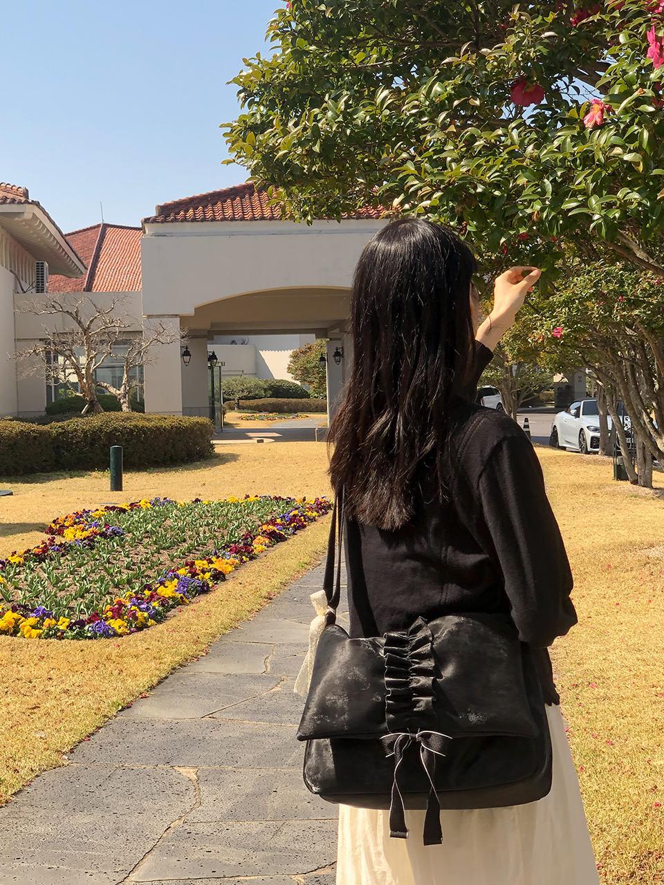 Ovuni Ruffle Envelope Bag_Black