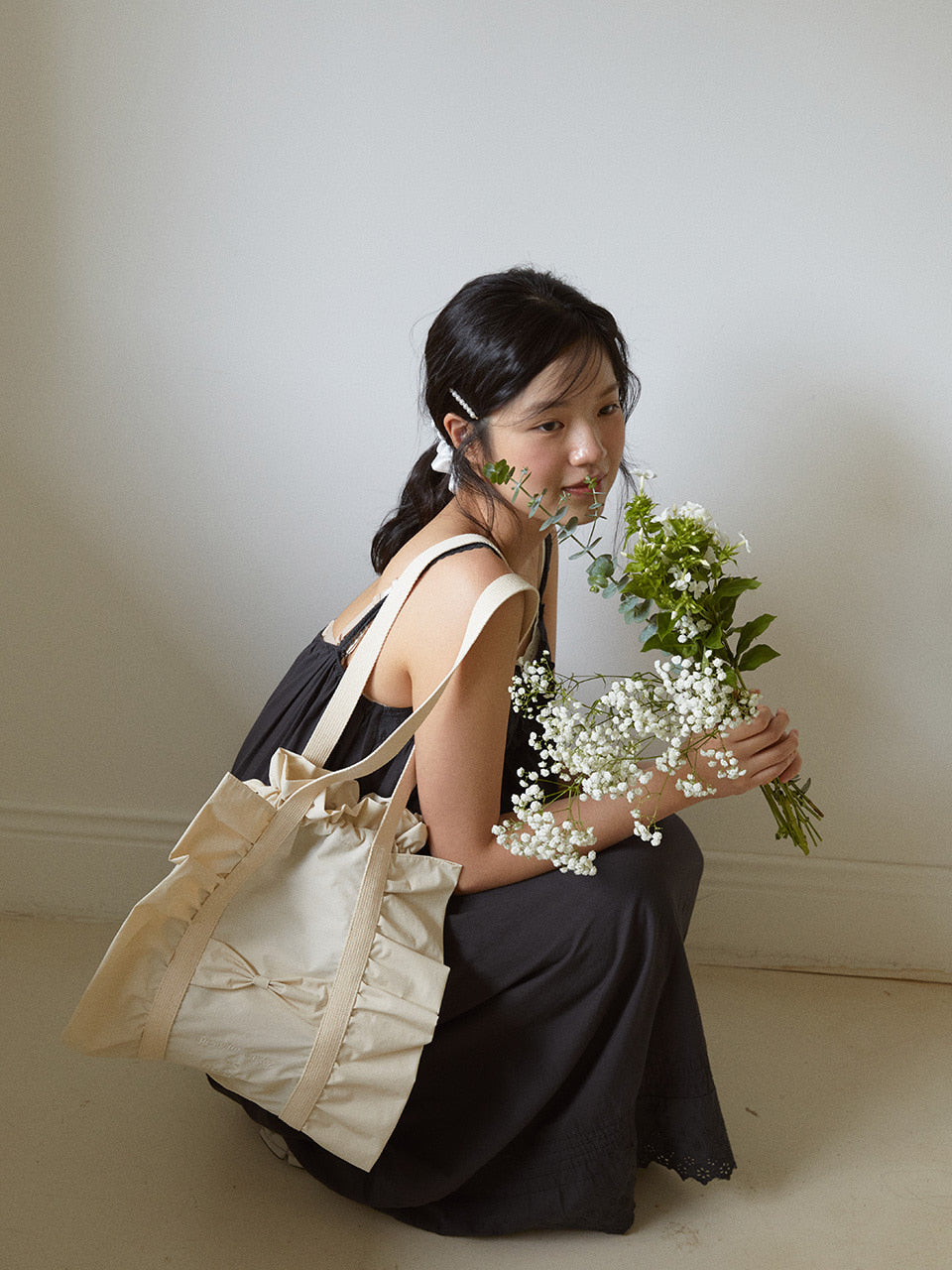 Ovuni Ruffle drawstring bag_ivory