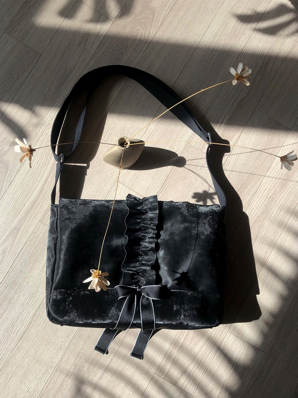 Ovuni Ruffle Envelope Bag_Black
