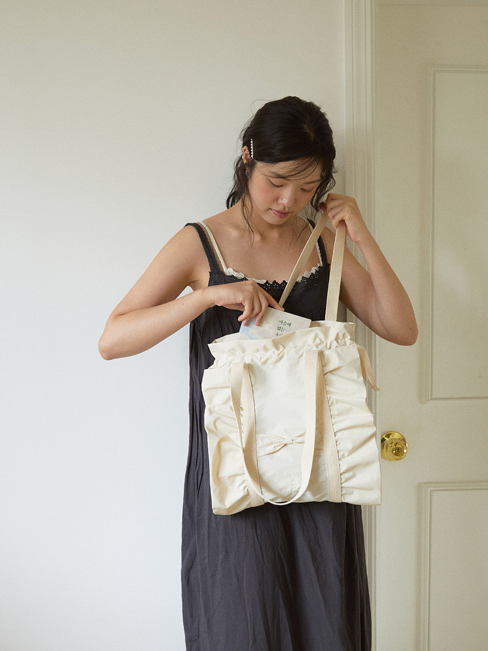 Ovuni Ruffle drawstring bag_ivory