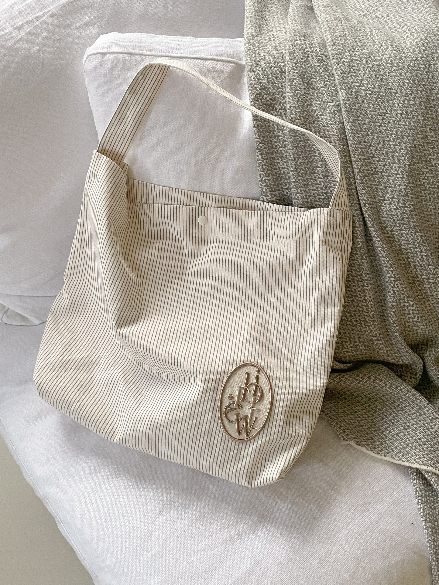 B.write stripe bag (beige/gray)