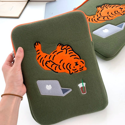 Muzik Tiger Lazy Tiger Ipad/Notebook Pouch (9.7-16 inch)