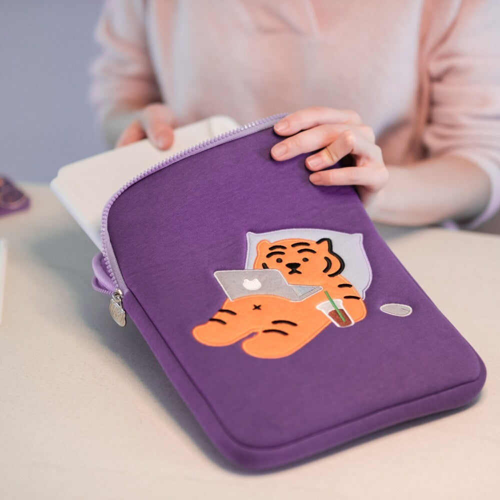 Muzik Tiger Stay Home Tiger Ipad/Notebook Pouch (9.7-16 inch)