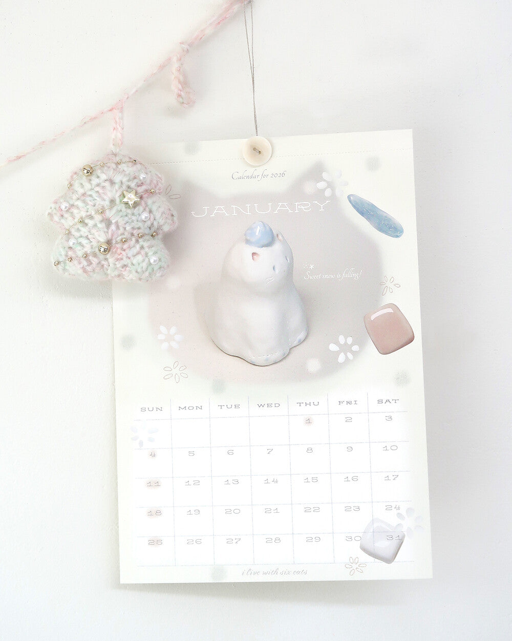 【第二輪預訂】I live with six cats 2026 Button Calendar 鈕扣月曆
