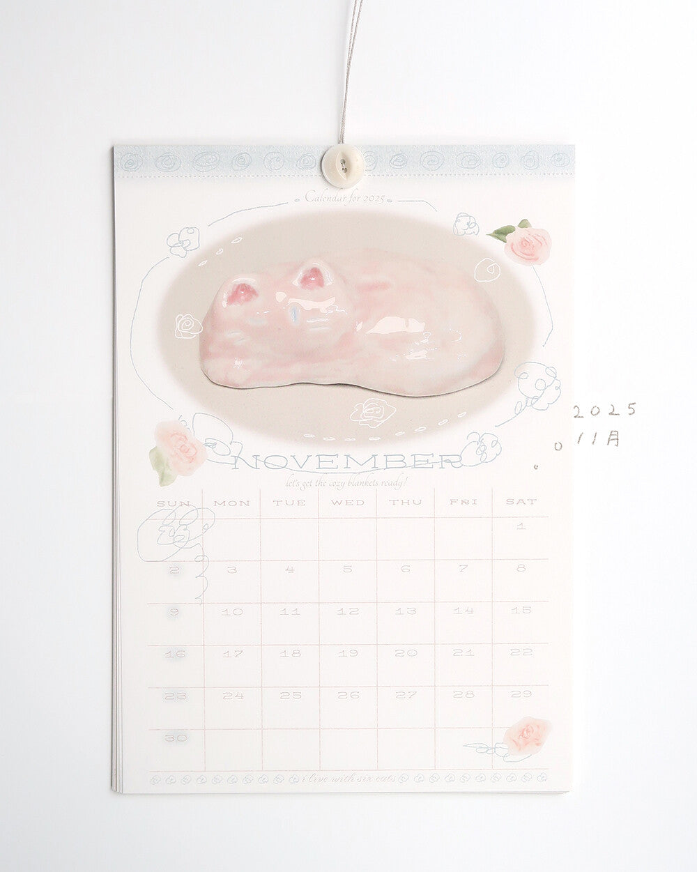 【第二輪預訂】I live with six cats 2026 Button Calendar 鈕扣月曆